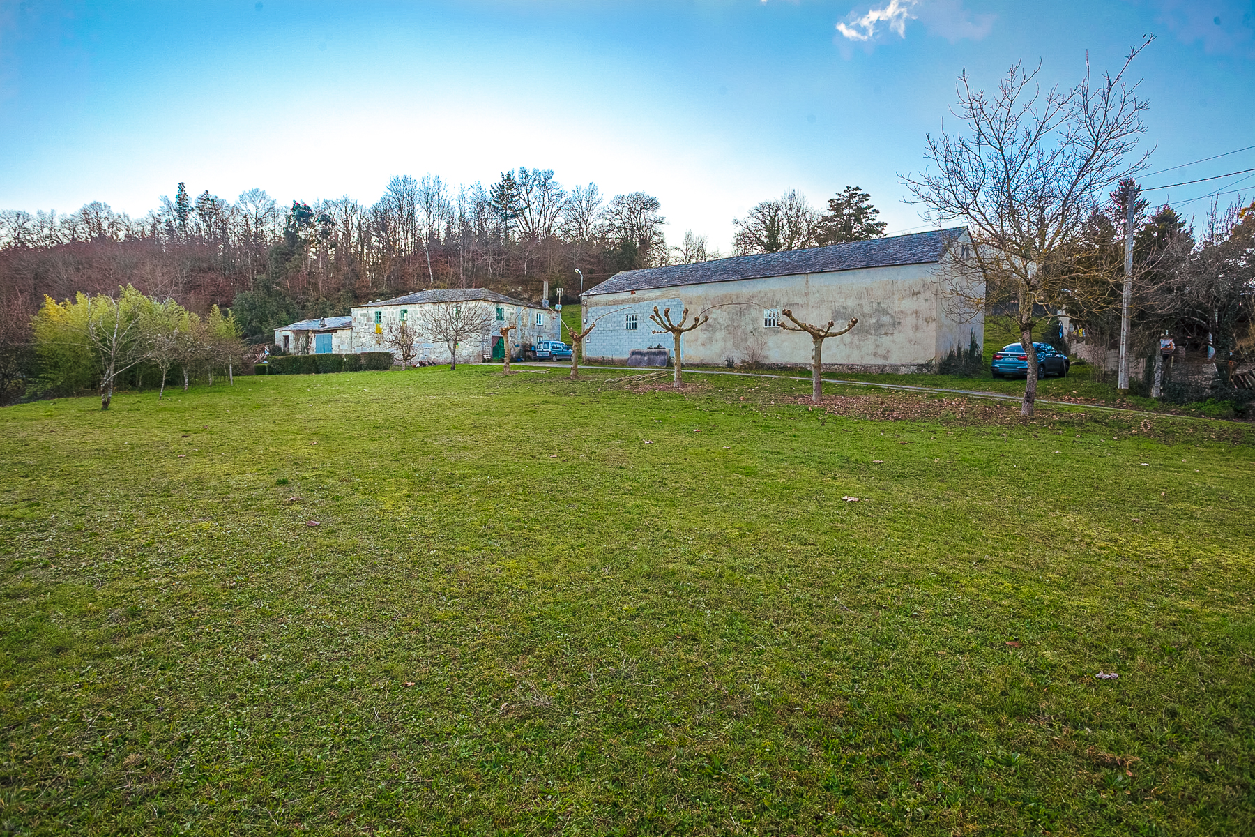 Castroverde-2-casa y graneros vistos desde finca