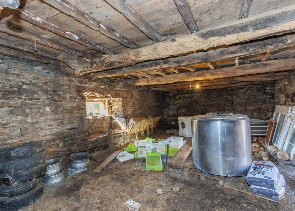 Galicia, Lugo, Outeiro de Rei, acomodacion animales 3