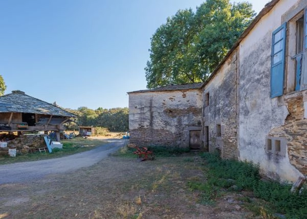 Galicia, Lugo, Outeiro de Rei, frente de pazo con horreo