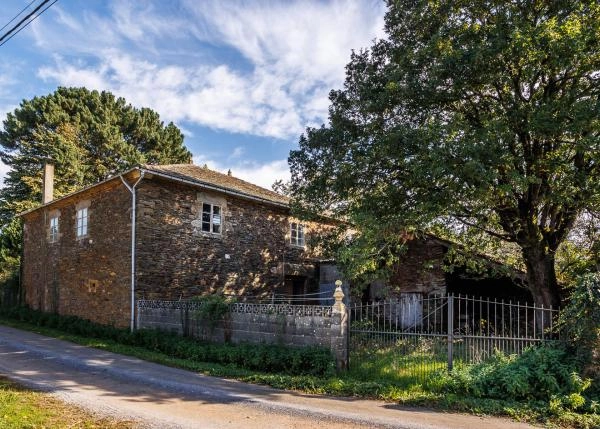 Galicia, Lugo, Castro de Rei, casa de campo, vista desde calle