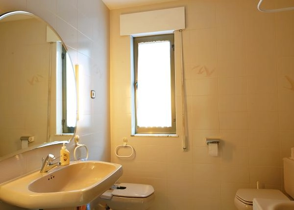 Leon Bierzo, casa de campo, baño, bajo