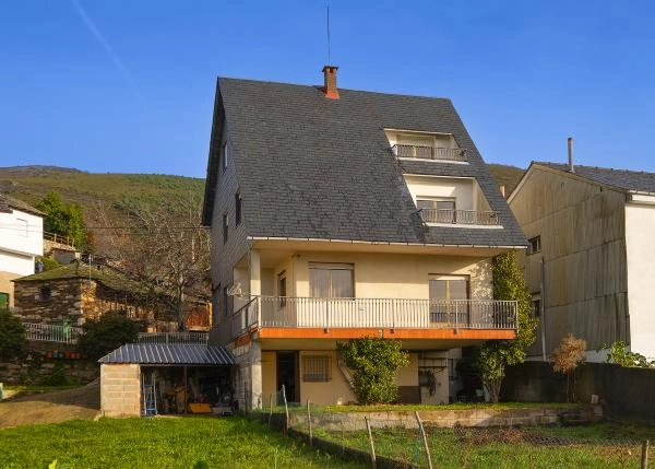 Leon Bierzo, casa de campo, vista lateral