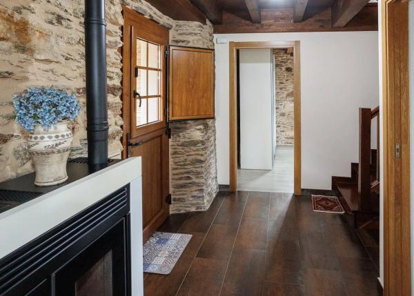 Galicia. Coruña, Mañon, casa de campo, calefacion