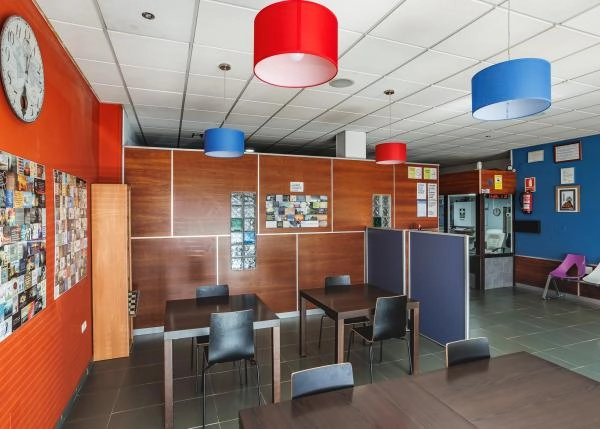 1975-Galicia, O Pino, albergue peregrinos, interior