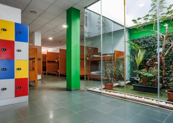 1975-Galicia, O Pino, albergue peregrinos, habitacion 2