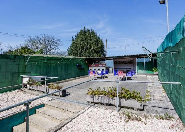 1975-Galicia, O Pino, albergue peregrinos, patio exterior