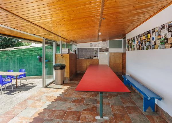 1975-Galicia, O Pino, albergue peregrinos, comedor 1