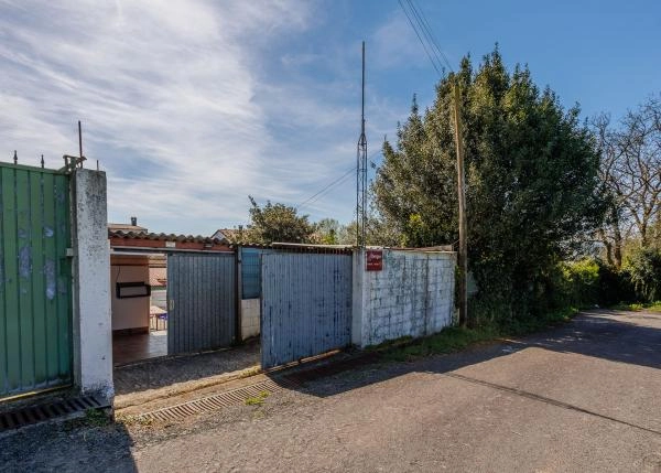 1975-Galicia, O Pino, albergue peregrinos, entrada trasera