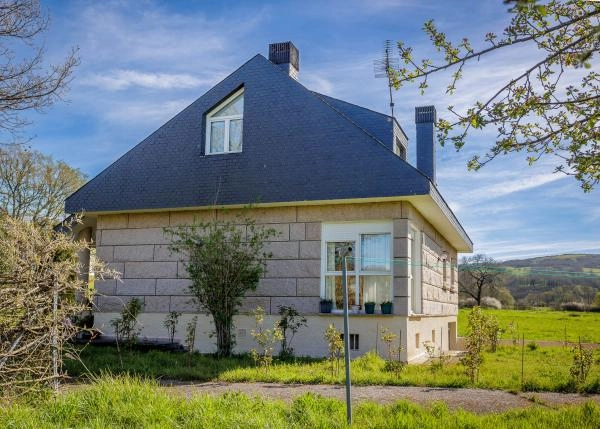 Galicia Ourense CastroCaldelas, lateral de casa