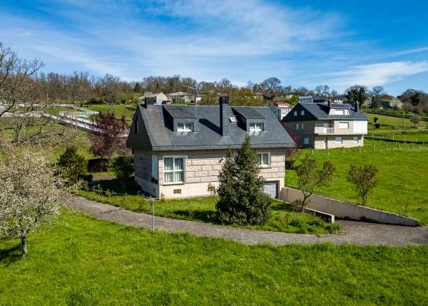 Galicia Ourense CastroCaldelas, detras de la casa 1