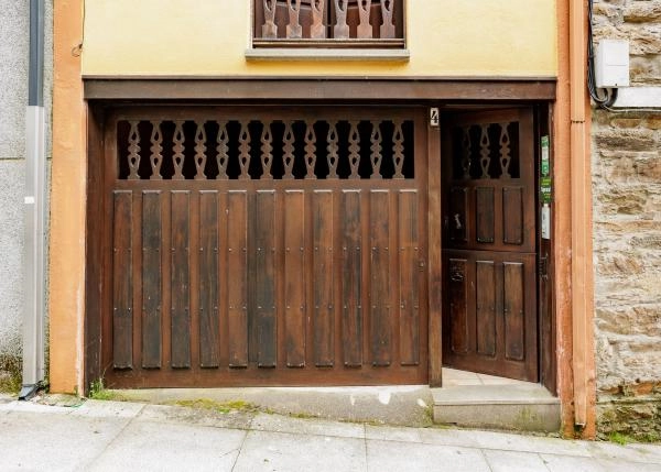 Galicia, Lugo, Navia de Suarna, puerta de garaje casa de campo