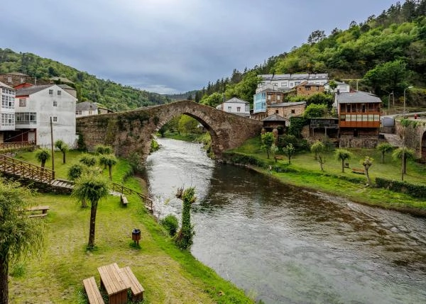Galicia, Lugo, Navia de Suarna, vista sobre río casa de campo