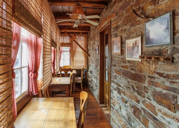 Galicia, Lugo, Navia de Suarna, pasillo casa de campo