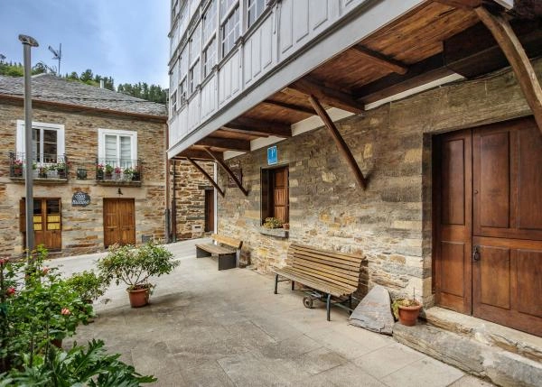 Galicia, Lugo, Navia de Suarna, saliente de balconada casa de campo