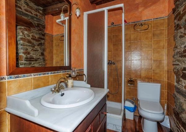 Galicia, Lugo, Navia de Suarna, baño 3 casa de campo
