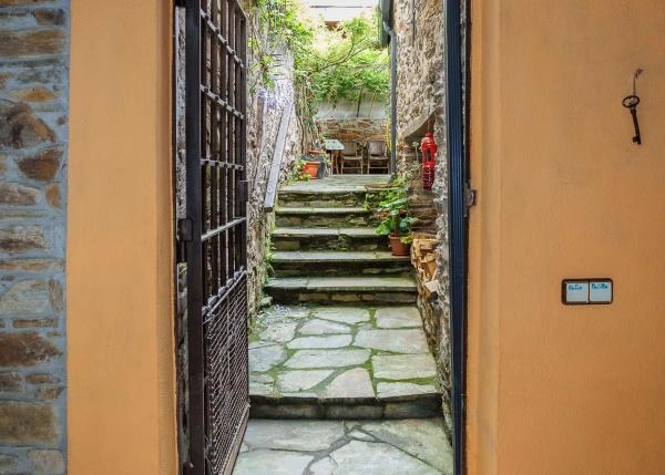 Galicia, Lugo, Navia de Suarna, salida a jardin  casa de campo