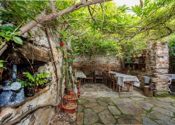 Galicia, Lugo, Navia de Suarna, jardin casa de campo