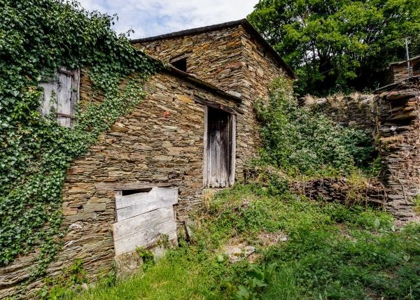  Galicia, Lugo, Samos, vista lateral