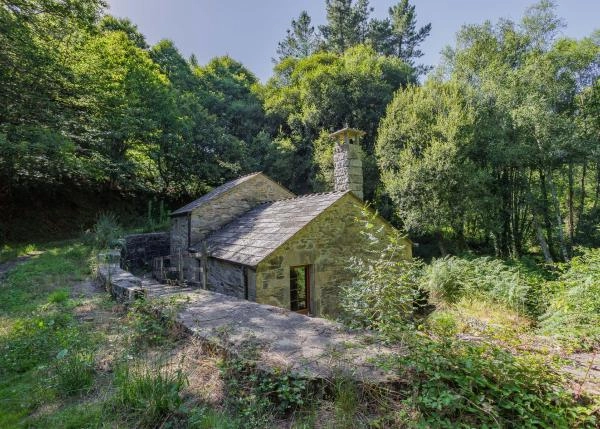 Galicia, Lugo; Begonte, surrounding wall and mill