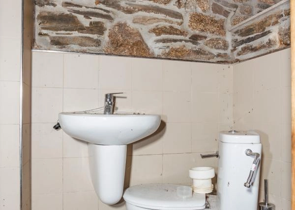  Galicia, Lugo; Begonte, bathroom 1