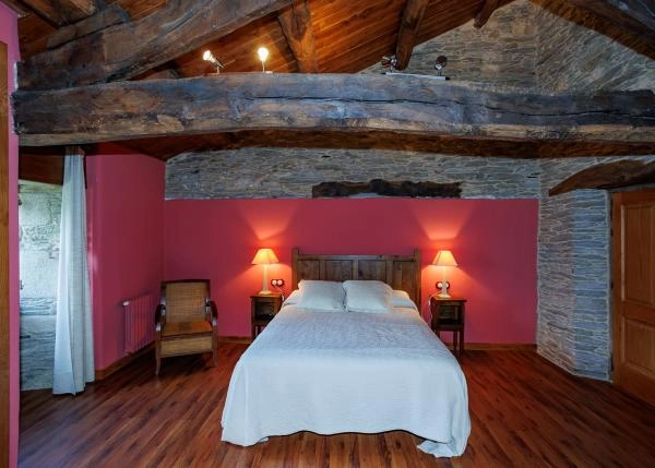 Galicia, Lugo, Cospeito, habitacion roja 1
