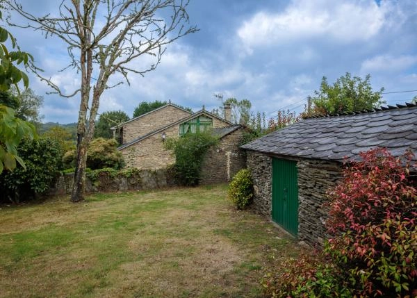 Galicia, Lugo, Cospeito, vista de casa, leñera 1