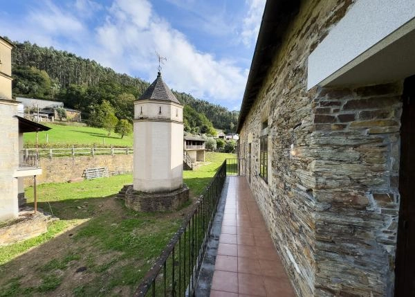 2107-Galicia, Lugo, Pontenova, balconada 2