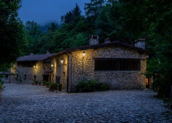 Asturias, Alles, La Tahona vista nocturna 