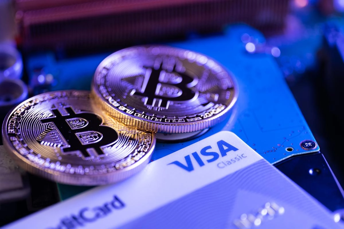 moneda-dorada-simbolo-bitcoin-tarjeta-visa